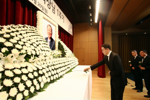 고 구본무 회장 1주기 추모식서 헌화하는 구광모 대표