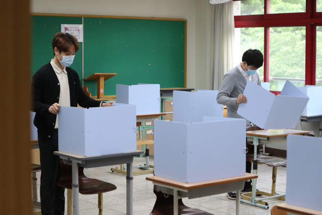 '학생 기다리는 교실<YONHAP NO-3387>
