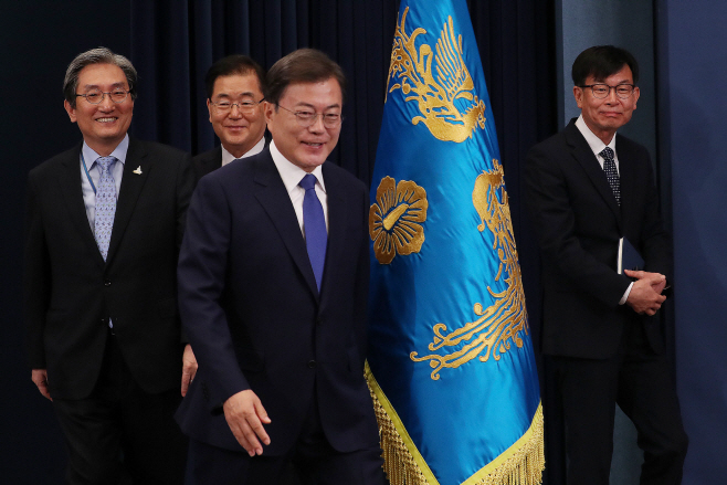 취재진에게 향하는 문 대통령