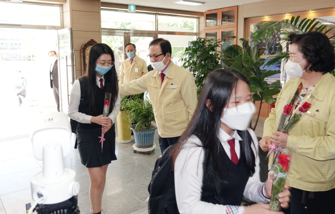 고교3학년 등교학생 격려 (1)