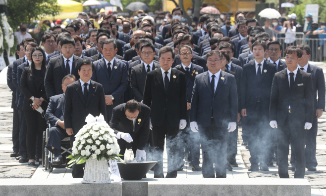 민주당, 노무현 전 대통령 묘역 참배