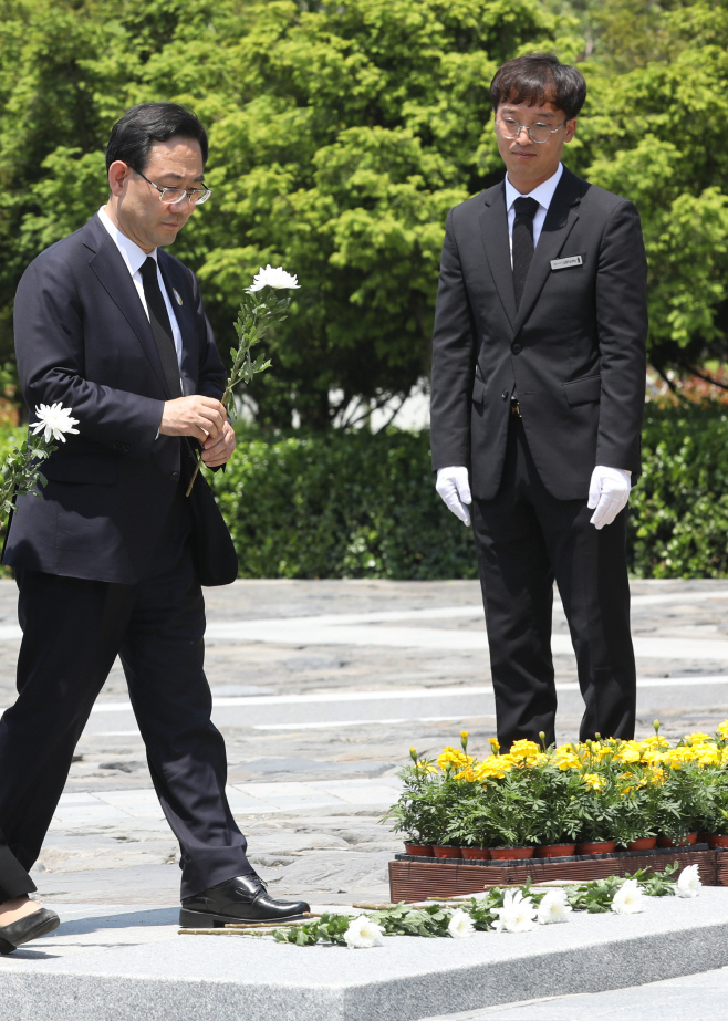 주호영, 노무현 전 대통령 묘역 헌화