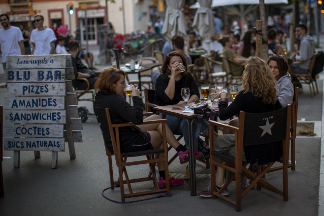 코로나19 봉쇄 해제된 스페인 야외 카페