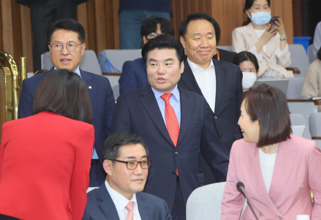 합동회의 입장하는 원유철