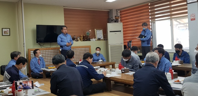 간담회에서 인사말을 전하는 이종호 본부장(왼쪽)
