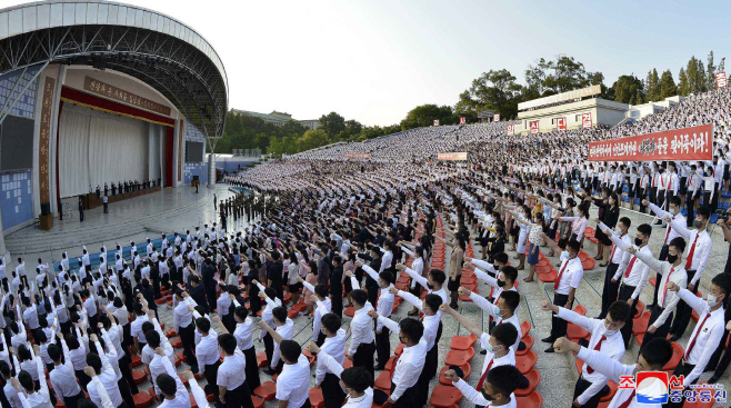 대북전단 규탄 군중 집회하는 북한 청년들