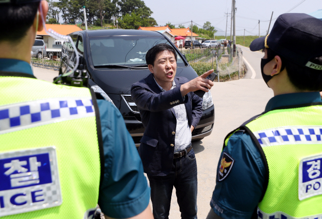 주민에 반발하는 박상학 자유북한운동연합 대표