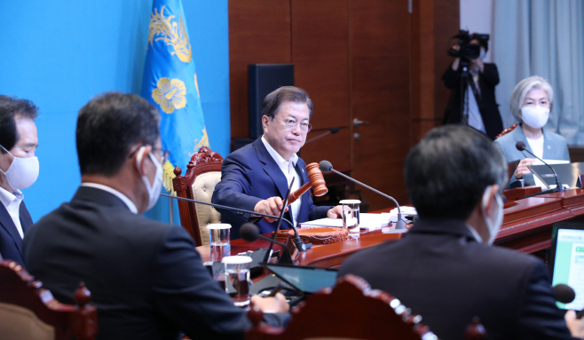 의사봉 두드리는 문 대통령
