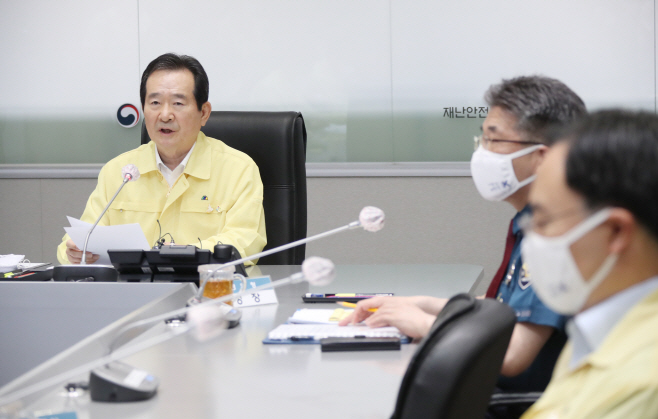 수도권 집단감염 대응 긴급장관회의 주재하는 정세균 총리