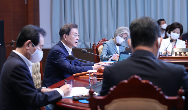 국무회의에서 발언하는 문재인 대통령