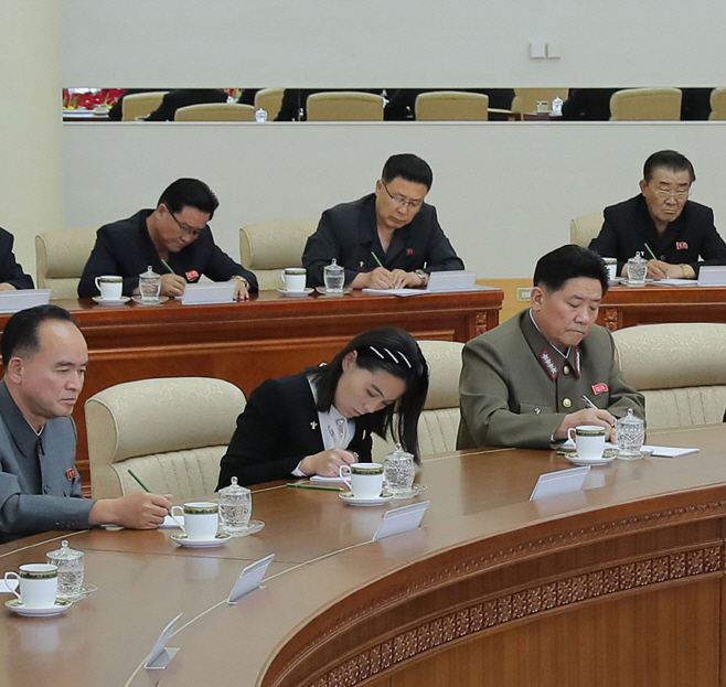 당 정치국 회의에 참석한 김여정