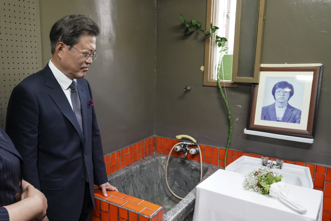 509호 조사실 둘러보는 문 대통령