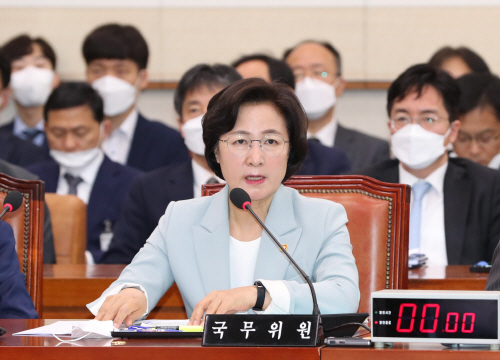 답변하는 추미애 법무부 장관<YONHAP NO-1975>