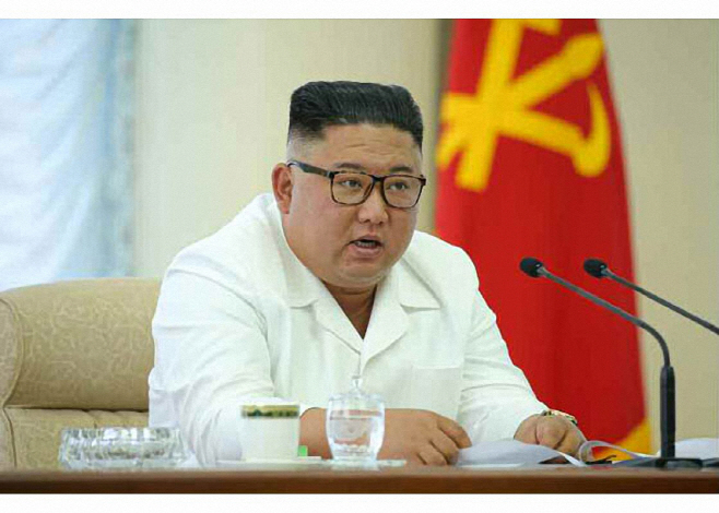 노동당 중앙위 정치국 회의 주재하는 김정은