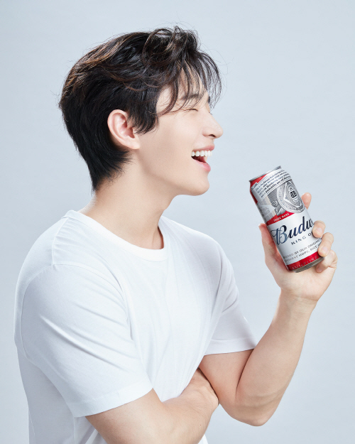 오비맥주 사진자료_버드와이저, 새 모델로 가수 헨리 발탁