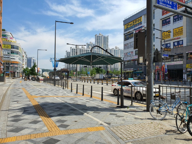 행단보도에 설치된 그늘막 모습
