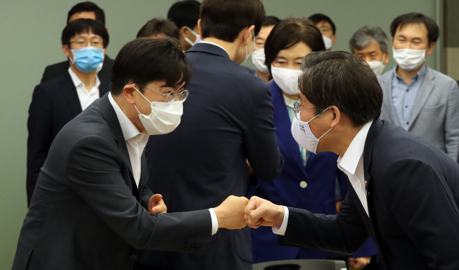 인사하는 산업부 장관과 현대차 사장<YONHAP NO-2950>