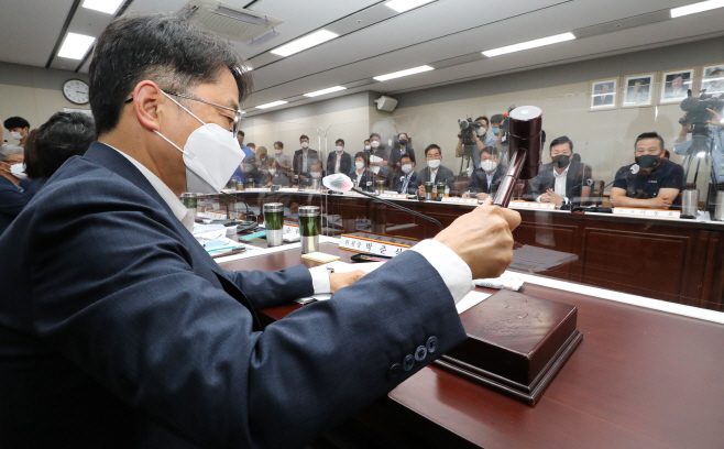 2021년도 최저임금 심의 착수, 의사봉 두드리는 박준식 위원장