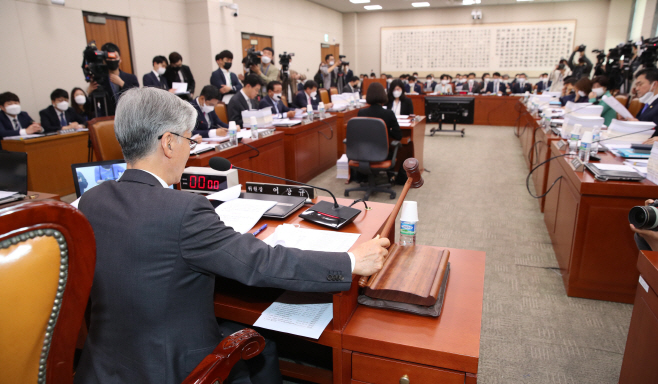 안건 상정하는 여상규 법사위원장<YONHAP NO-1895>