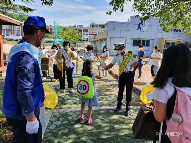 6. 15. ‘포돌이·포순이’ 볼펜