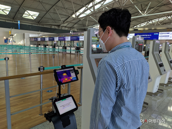 별첨1_인천공항 발열체크로봇 사진