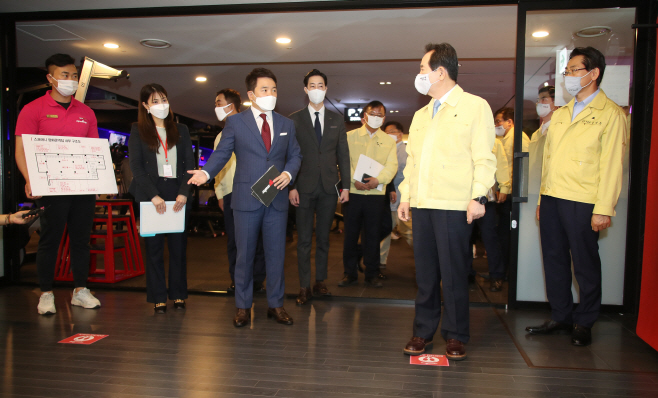 전자출입명부 도입한 체육시설 현장 방문한 정세균 총리