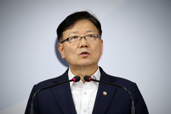 발표하는 서호 통일부 차관