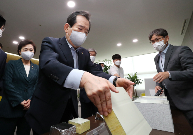 건축자재 실물 살펴보는 정세균 총리