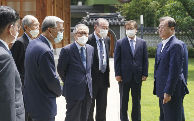 문 대통령, 전직 통일부 장관 및 원로와 오찬