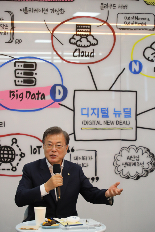 문 대통령, 데이터·AI 접목 혁신 서비스 개발자들과 차담회