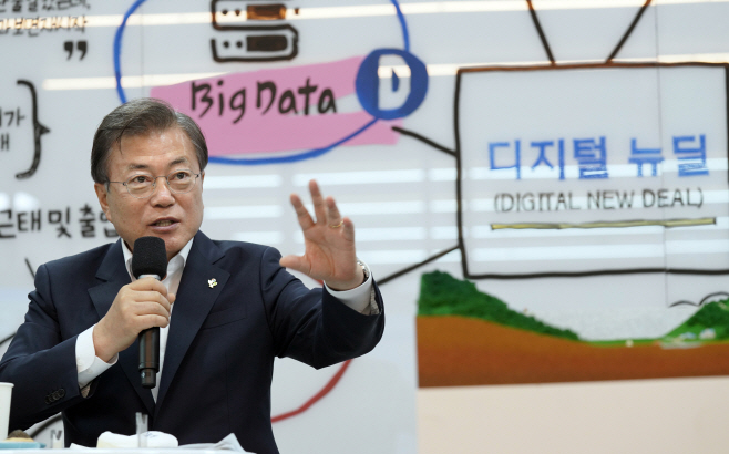 데이터·AI 접목 혁신 서비스 개발자들과 차담회 하는 문 대통령