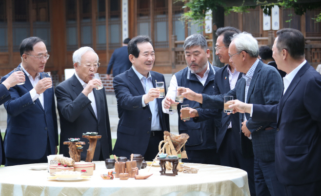 건배하는 정세균 총리와 노사정 대표들