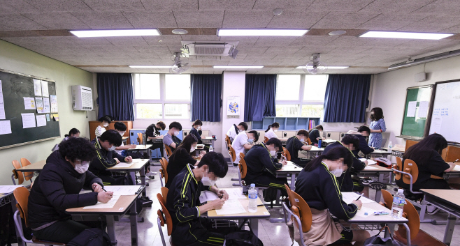 마스크 쓰고 보는 수능 모의평가