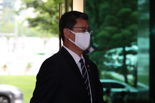출근하는 김연철 장관