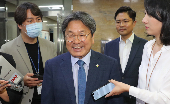 질문에 답하는 강기정 정무수석