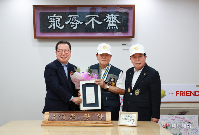 2.표창(김성곤의원) 사진