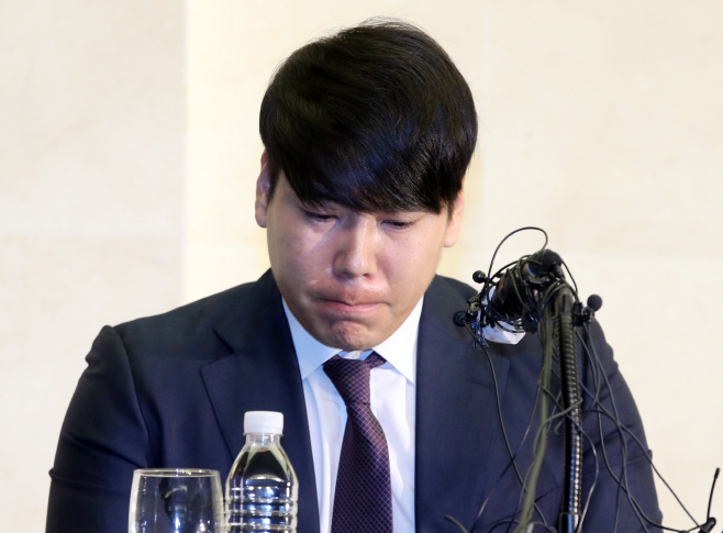 굳은 표정 짓는 강정호<YONHAP NO-3834>