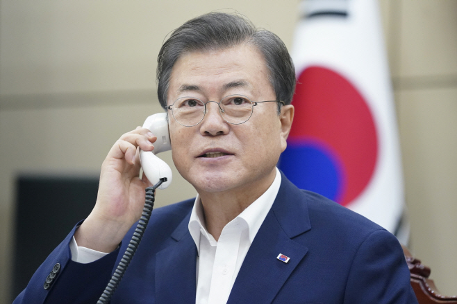 에르도안 터키 대통령과 통화하는 문 대통령