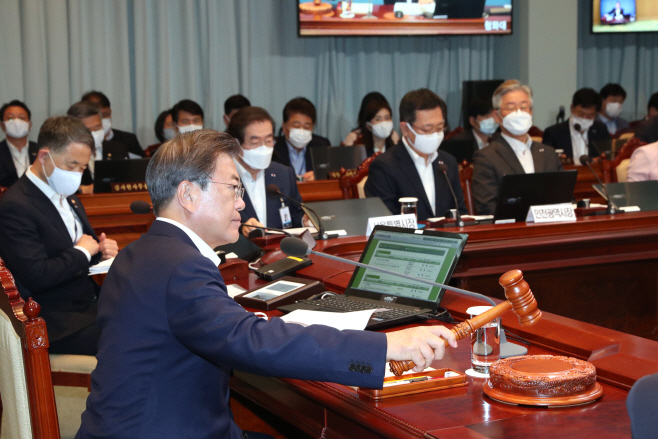 의사봉 두드리는 문 대통령