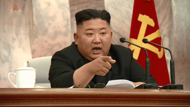 손가락으로 가리키는 김정은