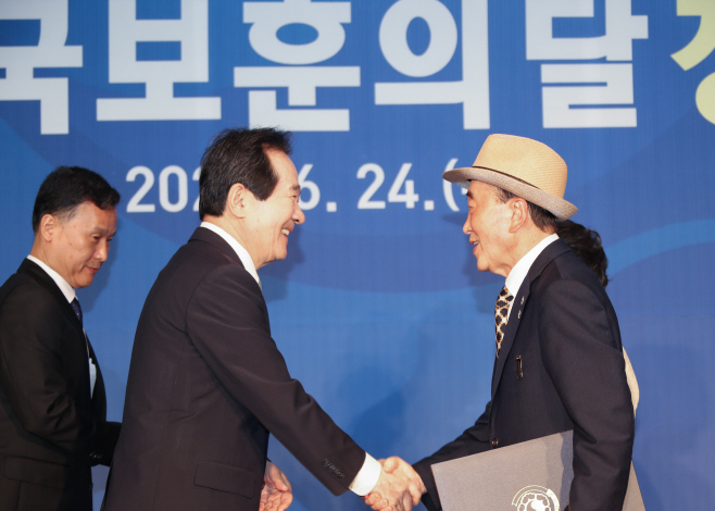 모범 국가유공자에게 포상하는 정세균 총리