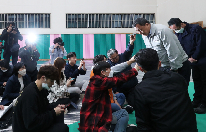 고개 숙인 이천 화재사고 시공사 관계자