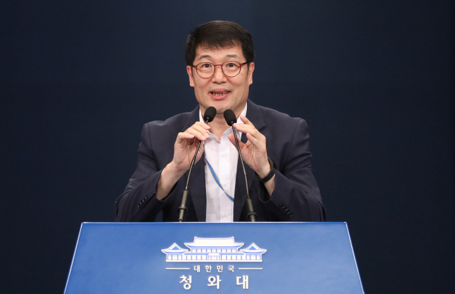 고용동향 브리핑하는 황덕순 청와대 수석