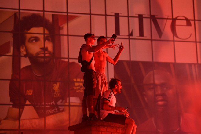 FBL-ENG-PR-LIVERPOOL-VICTORY-FANS <YONHAP NO-2739> (AFP)
