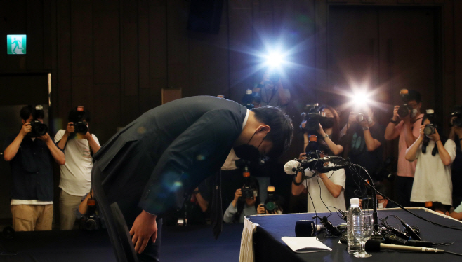 강정호, 고개 숙이다<YONHAP NO-3775>