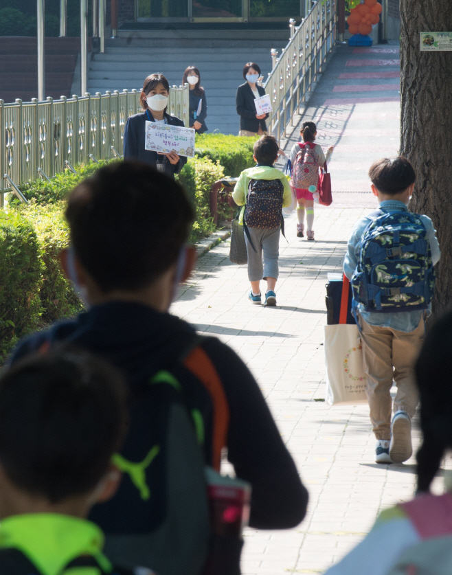 [포토]등교하는 초등학교 1,2학년 학생들