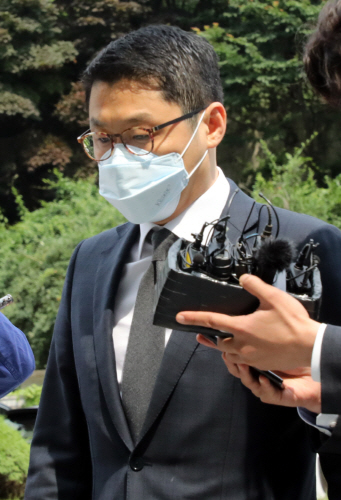 영장실질심사 향하는 유준원 상상인 대표<YONHAP NO-2339>
