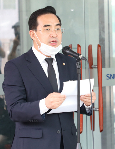 장례절차 발표하는 박홍근 의원