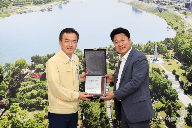 엄태준 이천시장, 여주시 공직자에 감사패 전달
