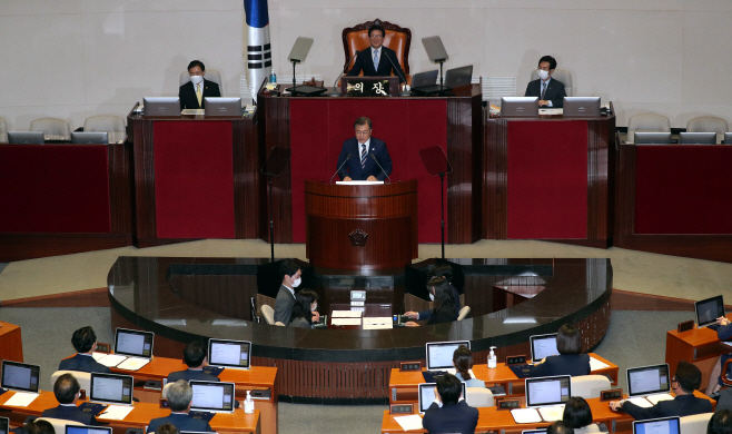 제21대 국회 개원식에서 축하 연설하는 문재인 대통령